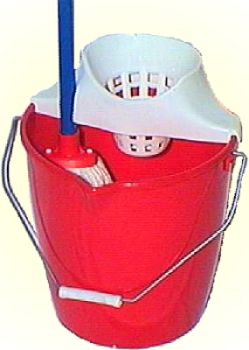 Round bucket and wringer